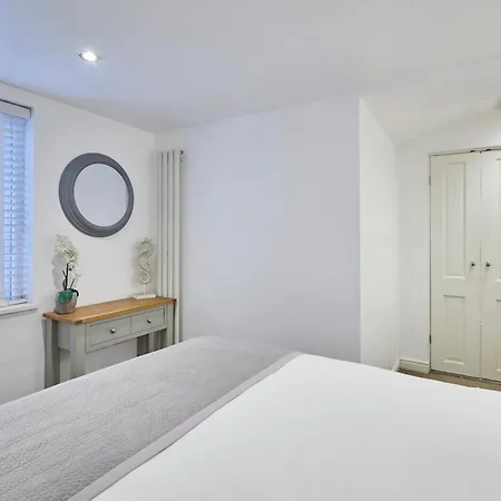 Host & - The Courtyard Retreat Apartment