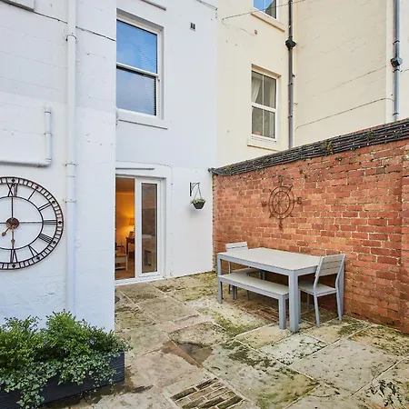 Host & - The Courtyard Retreat Apartment