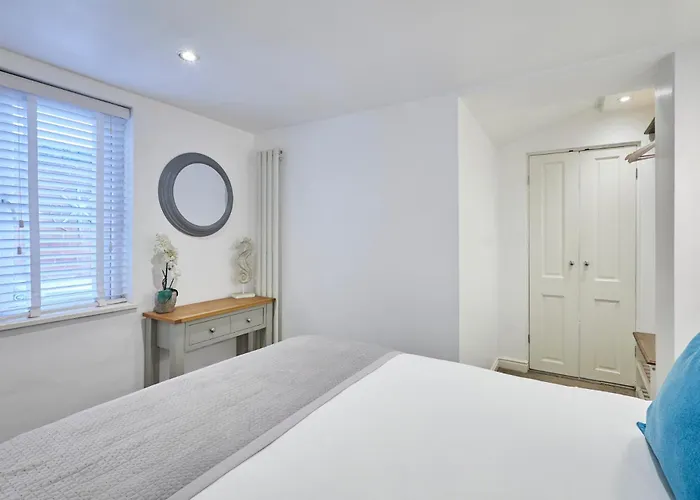 Host & - The Courtyard Retreat Apartment