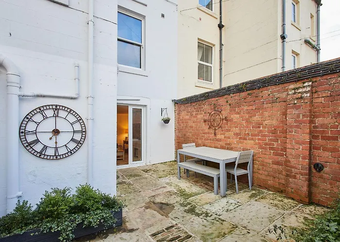 Host & - The Courtyard Retreat Apartment