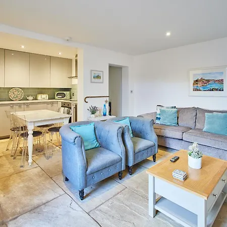 דירה Host & - The Courtyard Retreat וויטבי