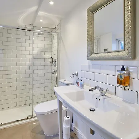 Host & - The Courtyard Retreat * וויטבי