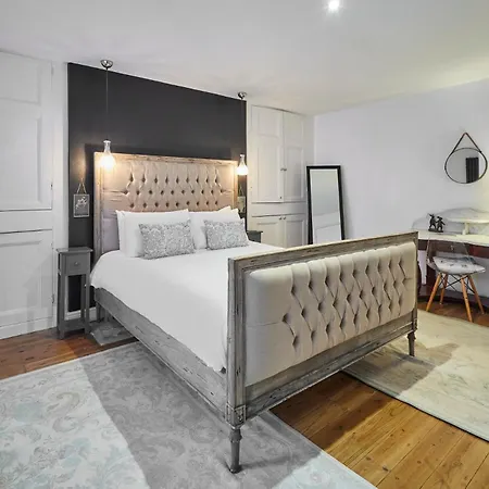 Host & - The Courtyard Retreat