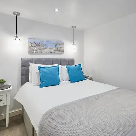 Host & - The Courtyard Retreat * וויטבי