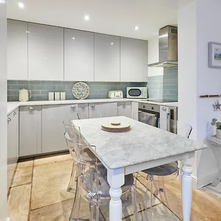 Host & - The Courtyard Retreat