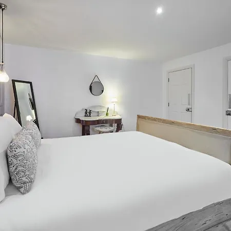 Host & - The Courtyard Retreat * 휫비